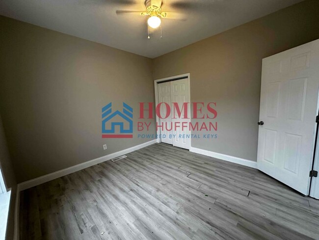 Building Photo - Two Bedroom House | One Bath