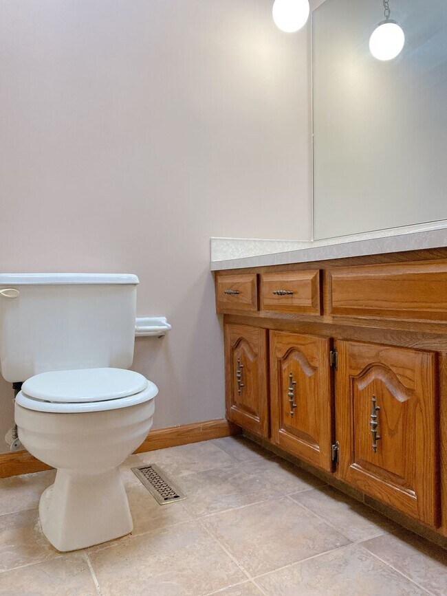 Building Photo - 3BD, 2BTH Bellevue Charmer Ready for YOU, $2,300!!