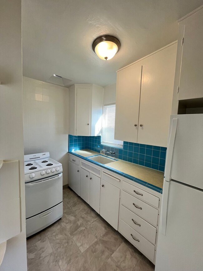 Building Photo - AVAILABLE JUNE! LIGHT AND BRIGHT STUDIO ON MISSION BLVD W/ PARKING! MISSION BEACH - $1,895/mo!