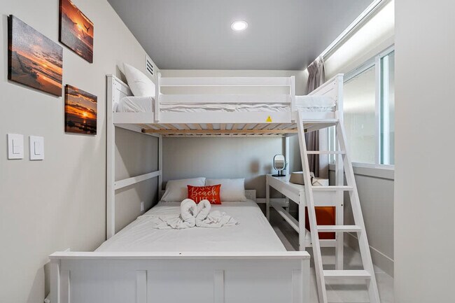 Building Photo - 8743 Thomas Dr