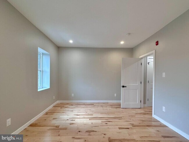 Building Photo - 2821 W Girard Ave