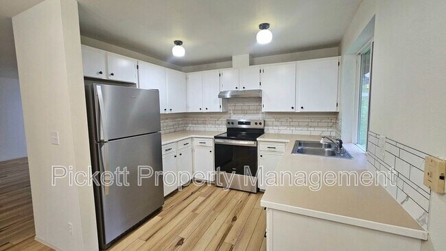 Building Photo - 6449 Lewis NE Dr