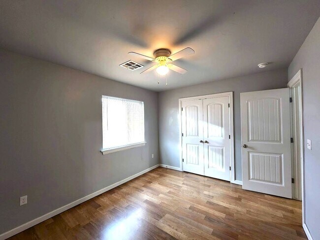 Building Photo - Campbell St Duplex