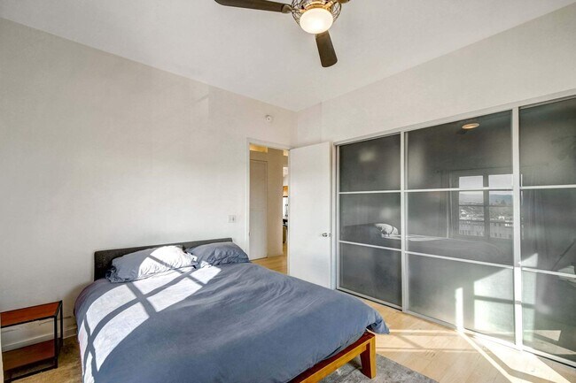 Building Photo - 109 N Sycamore Ave