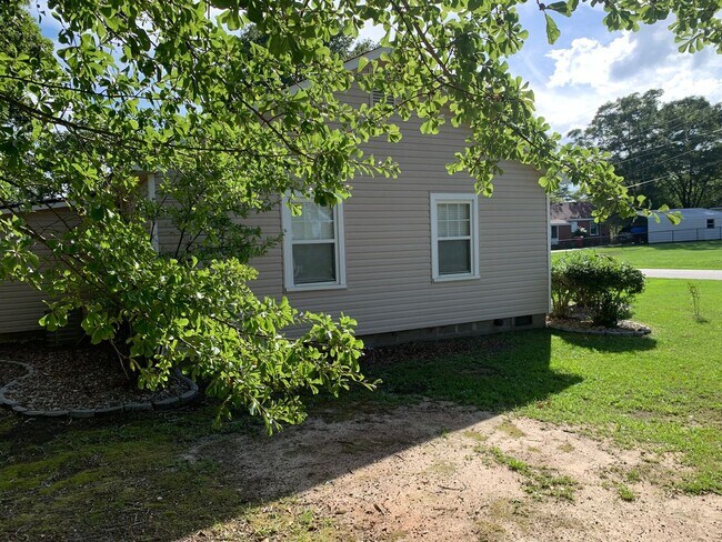 Building Photo - Cozy Cottage, Small Town Charm