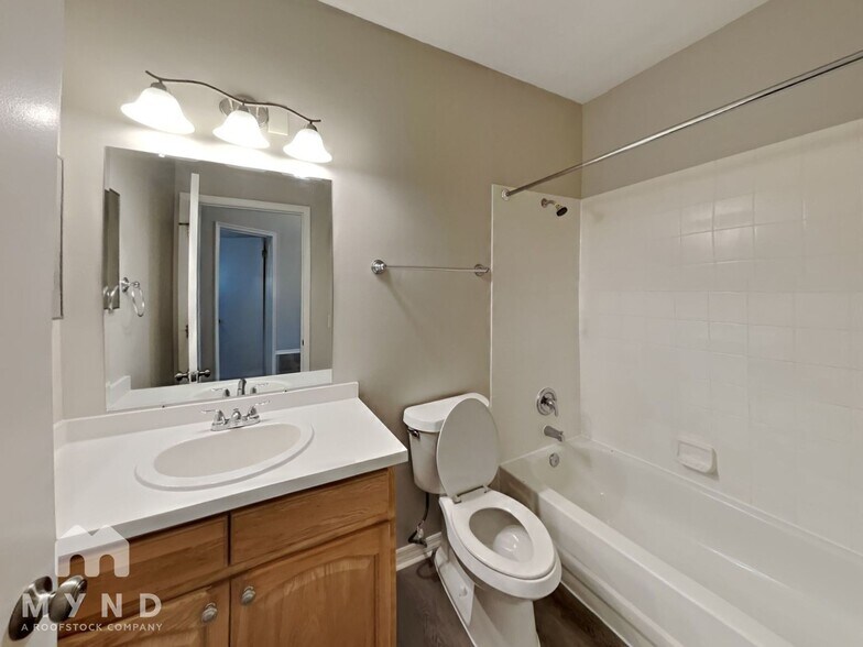 Building Photo - 4830 Fort Dodge St