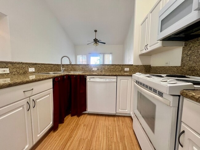 Building Photo - Unfurnished 3 bedroom 2 bath condo (top fl...