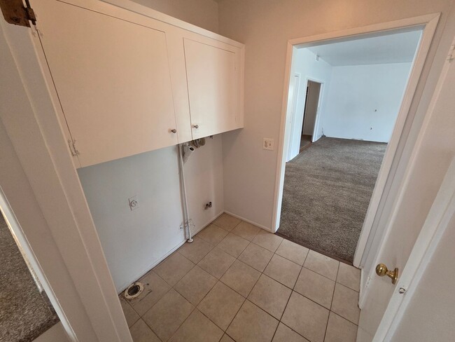 Building Photo - Charter Oak Home with 3 bedrooms, 2.5 baths