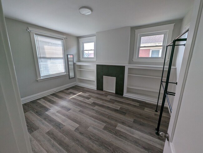 Building Photo - Beautiful Housing Convenient to Xavier Campus with Bonus Room