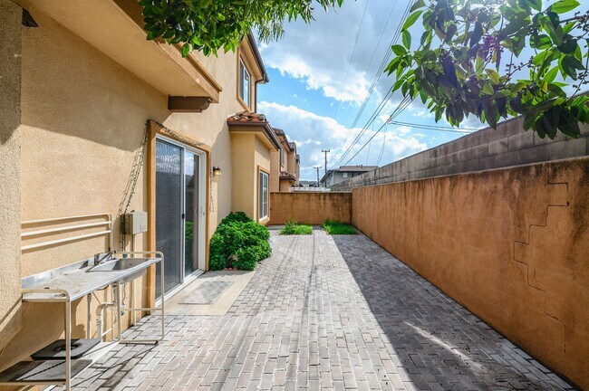 Building Photo - Three bedroom condo for lease in Arcadia