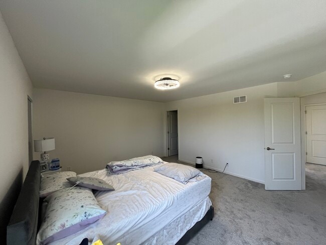 Building Photo - 356 S Pointe Ave