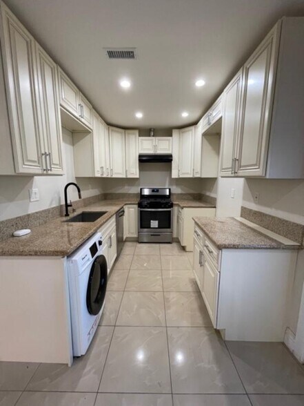 Building Photo - 19158 Schoenborn St