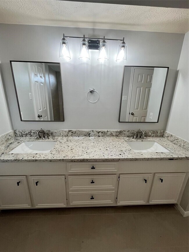 Building Photo - 6218 Woodland Forest Dr