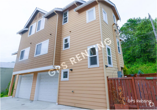 Building Photo - 3 Bedroom Townhome In Delridge Available Now!