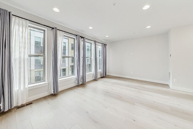 Building Photo - Contemporary 4 bedroom, 3.5 bath Open Concept Townhome!