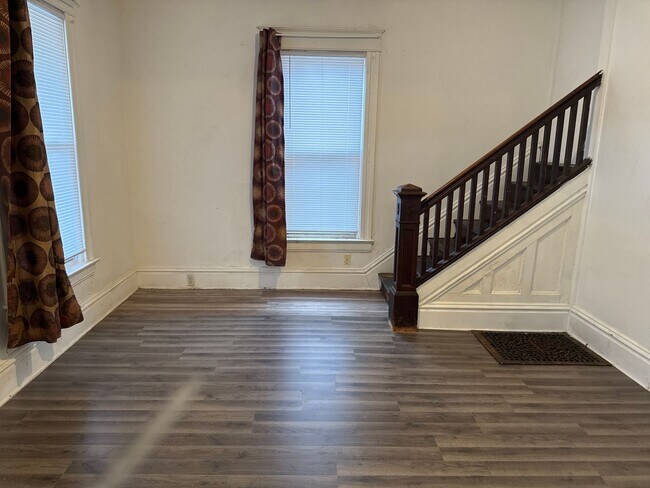 Building Photo - 404 W Washington St