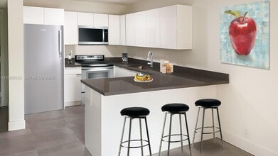 Building Photo - 8005 Lake Dr