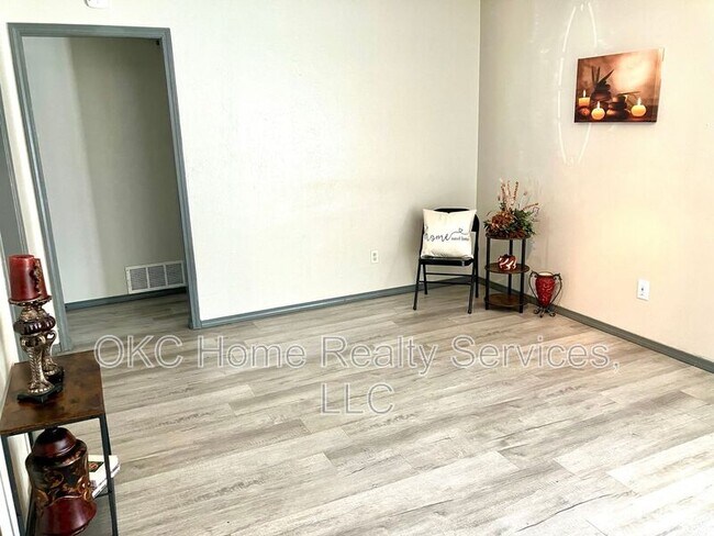 Building Photo - 1706 Surrey Pl