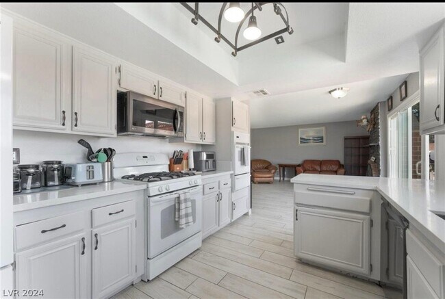 Building Photo - 580 Chelsea Dr