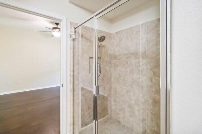 Building Photo - PENDING APPLICATION- Beautiful 4/2.5 Townh...