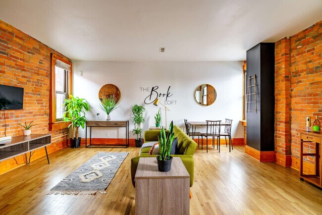 Building Photo - 1180 N High St