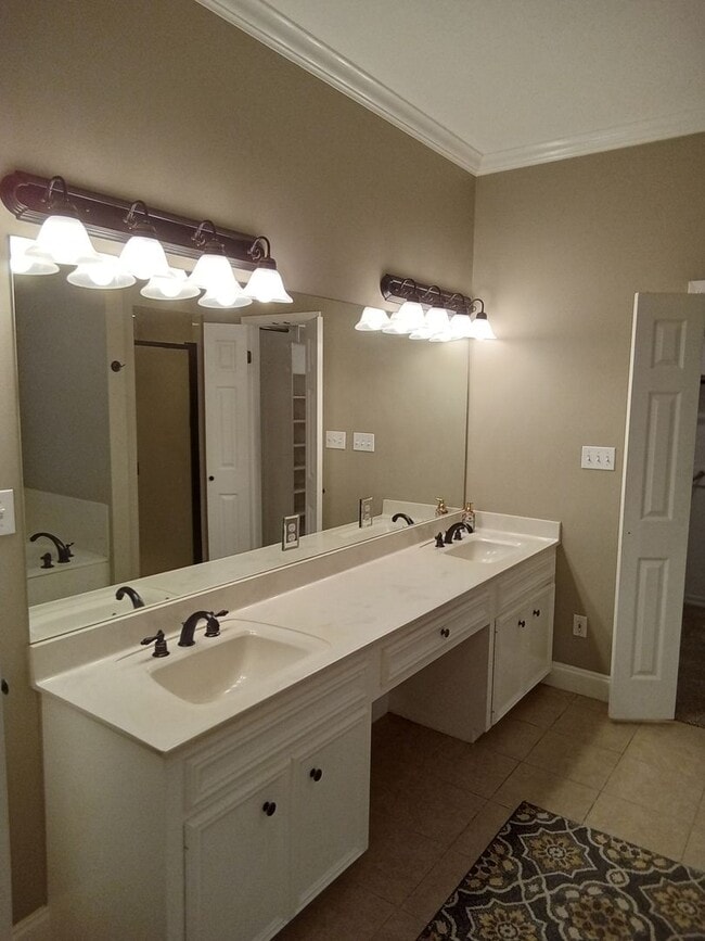 Building Photo - ****Woodlake South****MUST SEE**