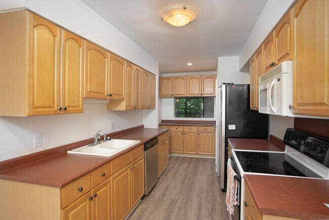 Building Photo - 3 level end unit townhome in AWESOME location!