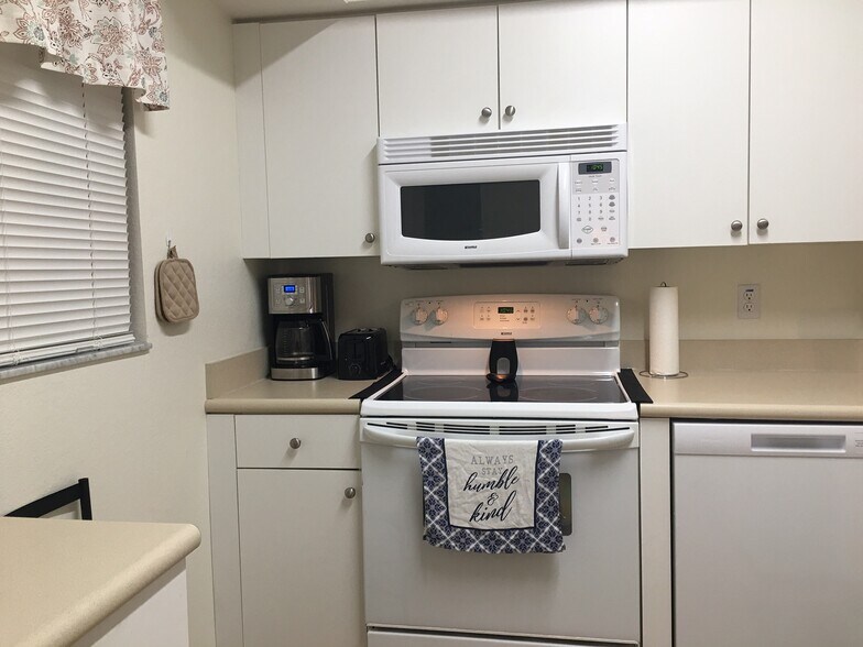 Kitchen - 8513 Bernwood Cove Loop