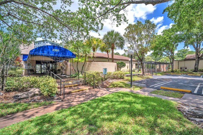 Building Photo - 2311 S Cypress Bend Dr