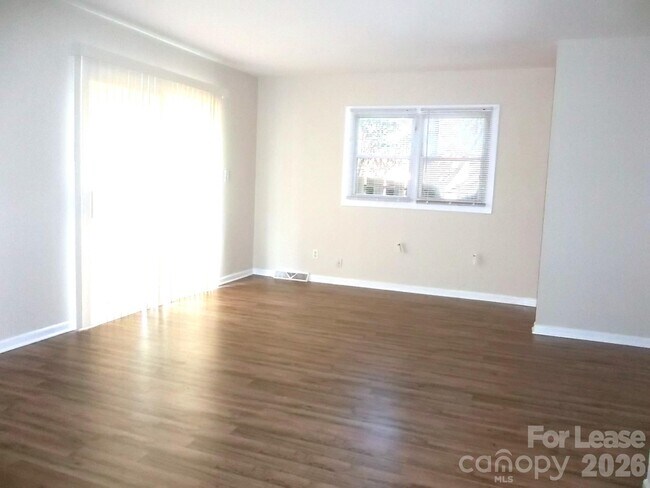 Building Photo - 4024 Rosehaven Dr