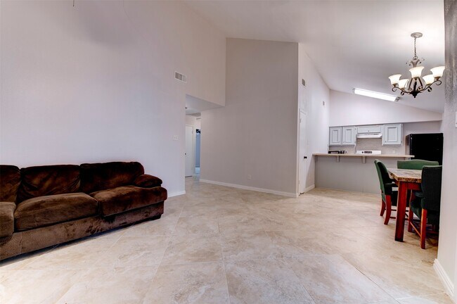 Building Photo - 10703 Highland Woods Dr
