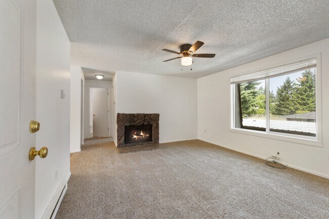 Building Photo - Spacious Apartment in Cozy Tacoma Neighbor...
