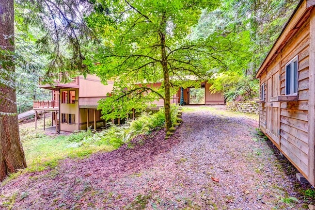 Building Photo - Great Home Tucked Away in Mirrormont on Tiger Mountain