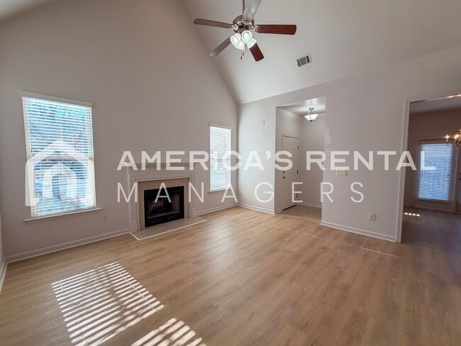 Building Photo - Modern One-Level Living with Pool and Club...