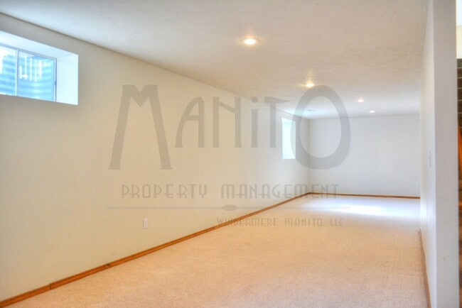 Building Photo - Sprawling Liberty Lake Home