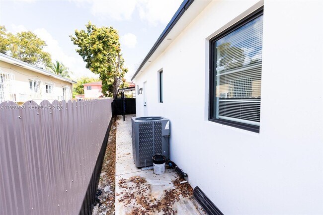 Building Photo - 2100 SW 6th St