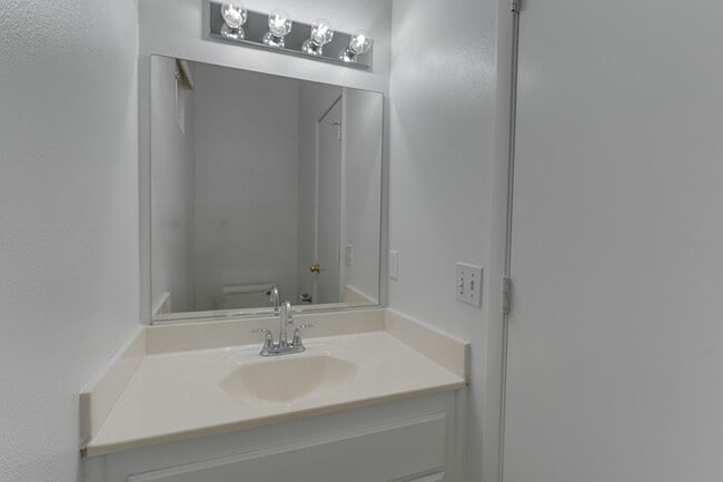 Building Photo - Exceptional 2 Bedroom in Desirable Location & Stunning Amenities