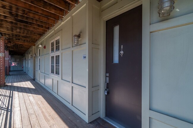 Building Photo - Wonderful 2bd/2bth uptown condo! lots of space in a beautiful building