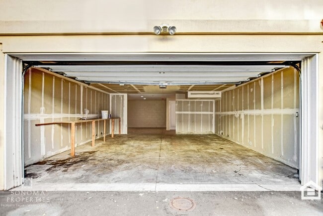 Building Photo - 3BR/2.5BA Townhome Close to the Sonoma Plaza!