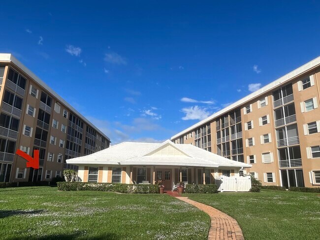 Building Photo - 308 Golfview Rd