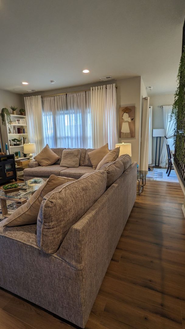 Building Photo - IMMACULATE 4 BED/2.5 BATH CUSTOM BUILT HOME IN SKYLINE RIDGE!