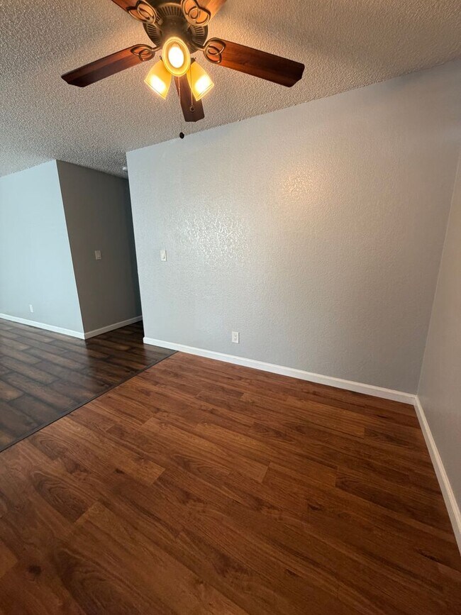 Building Photo - Centrally located home, clean and ready for occupany