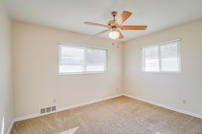 Building Photo - Charming Farmhouse Retreat in Northwest Bakersfield!