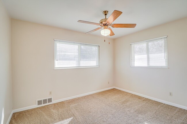 Building Photo - Farmhouse in NW Bakersfield