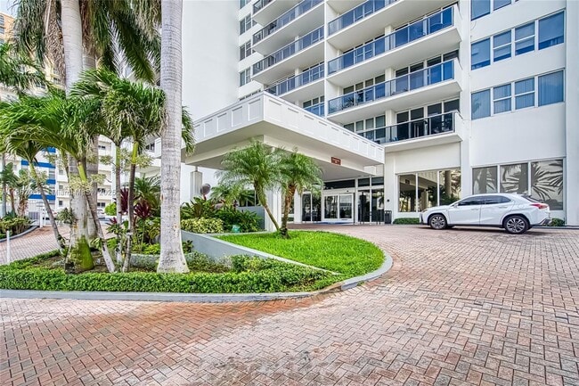 Building Photo - 3140 S Ocean Dr