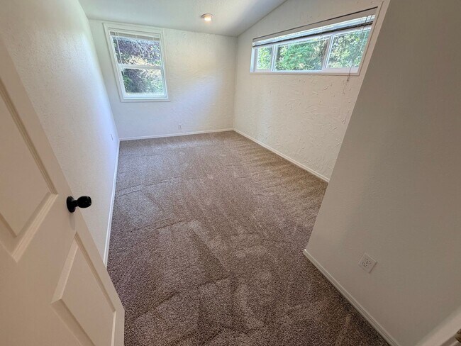 Building Photo - 9938 SW Terwilliger Blvd