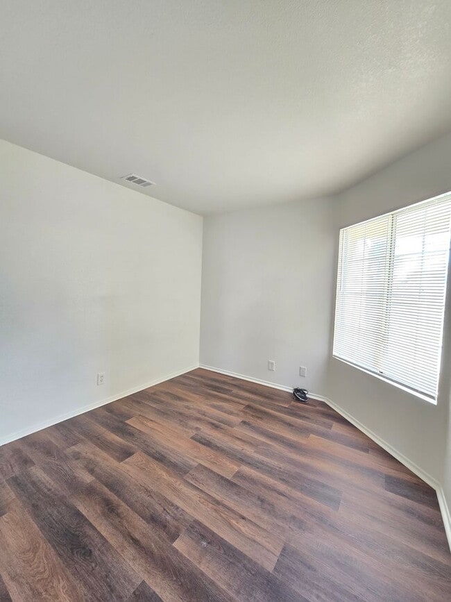 Building Photo - Beautiful 4-Bedroom / 2-bathroom Single-Family Home for Rent