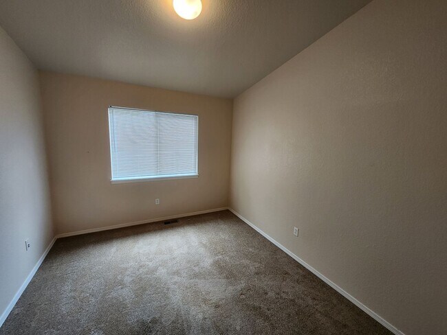 Building Photo - 3 Bedroom Townhome in Gated Community