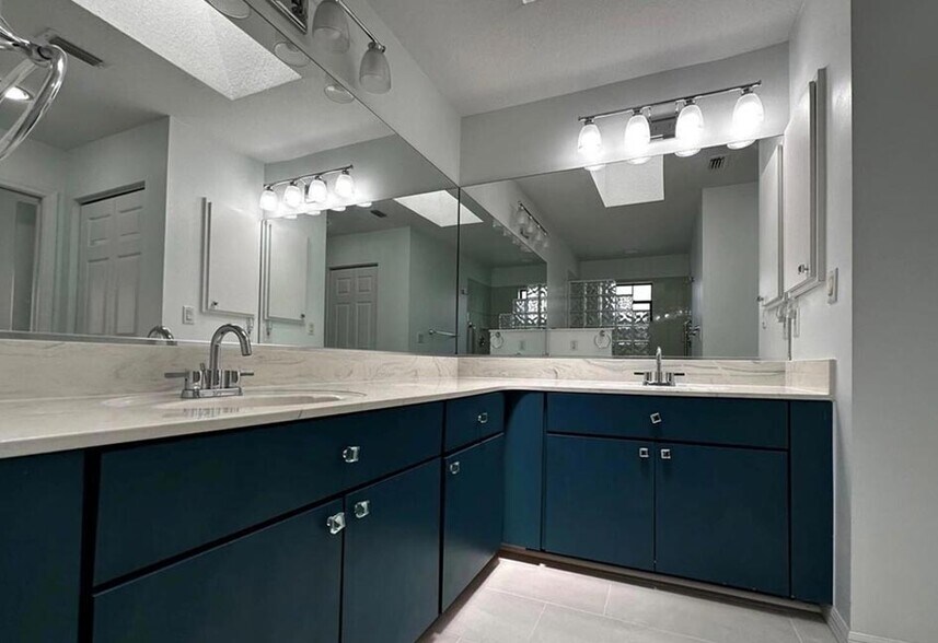 Main Bath - 3924 NE 22nd St