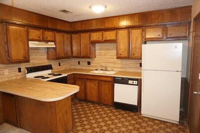 Building Photo - Duplex Located Just Off S. Loop Conveniently Located Near Many Restaurants, Shopping Mall / Outle...